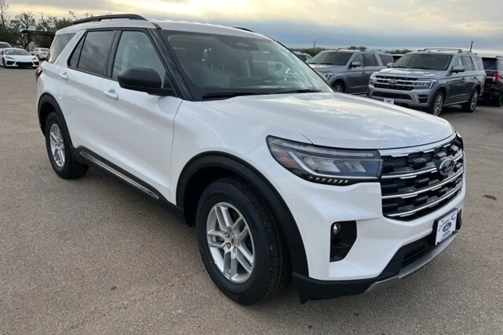 2025 Ford Explorer photo 1