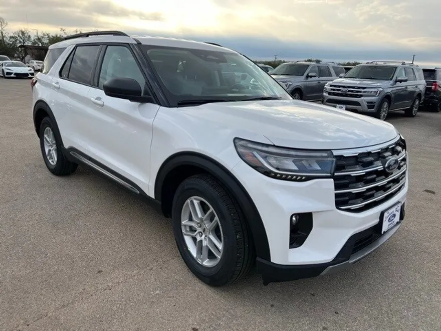 2025 Ford Explorer photo 1
