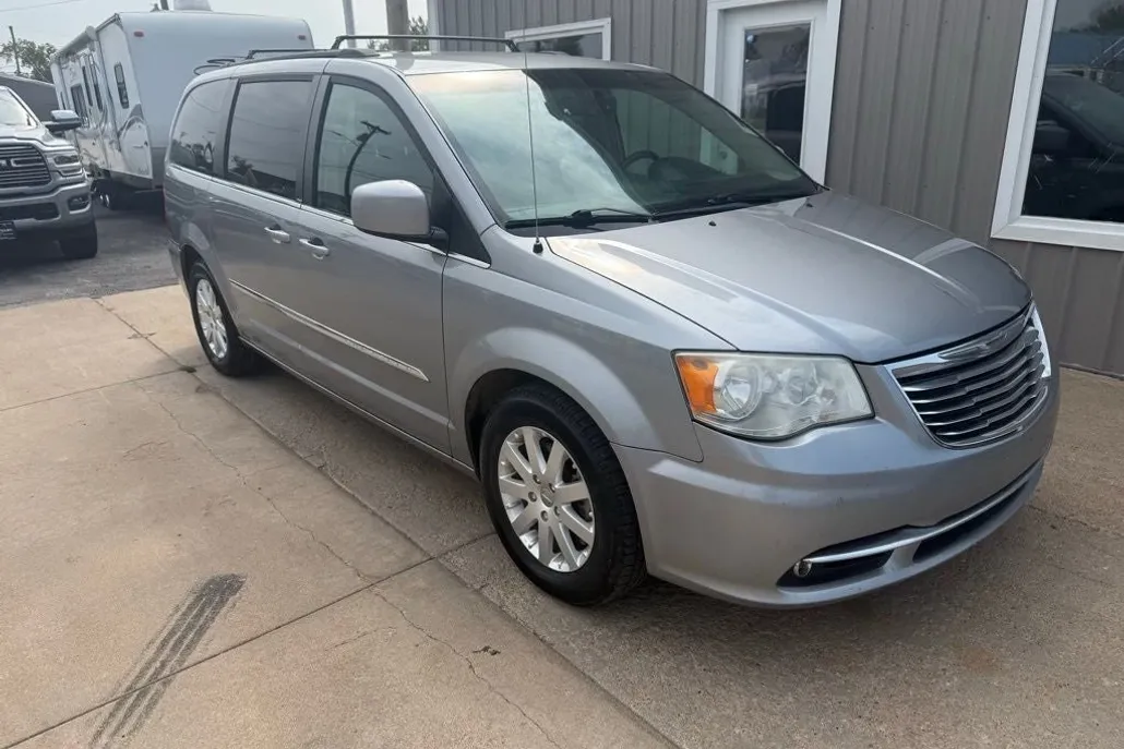2014 Chrysler Town & Country Touring photo 1