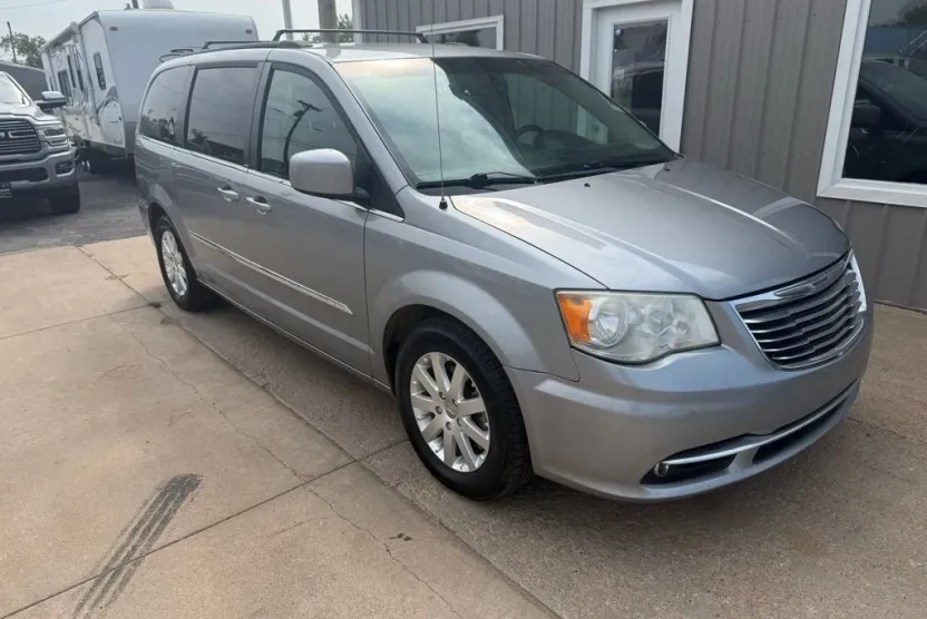 2014 Chrysler Town & Country Touring photo 1