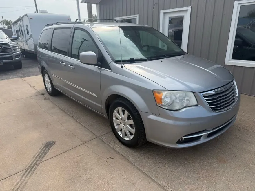 2014 Chrysler Town & Country Touring photo 1