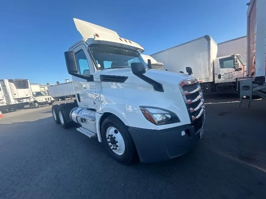 2019 Freightliner Cascadia 126" Day cab photo 1