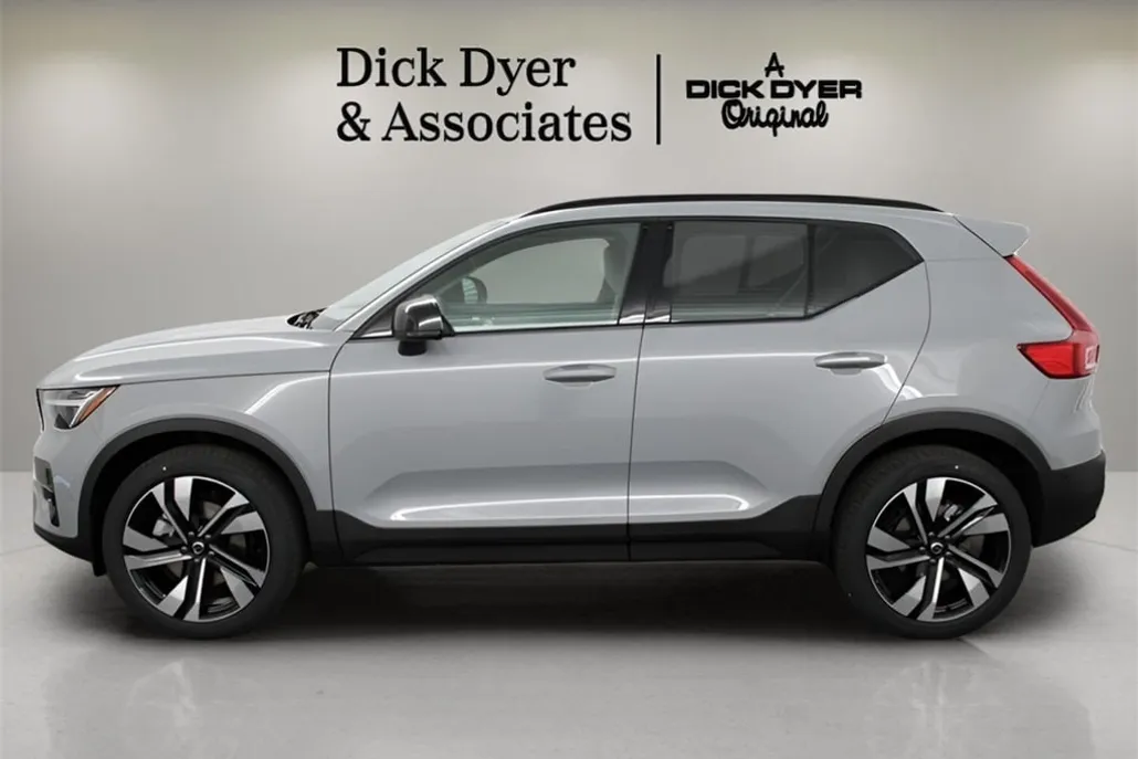 2025 Volvo XC40 photo 1