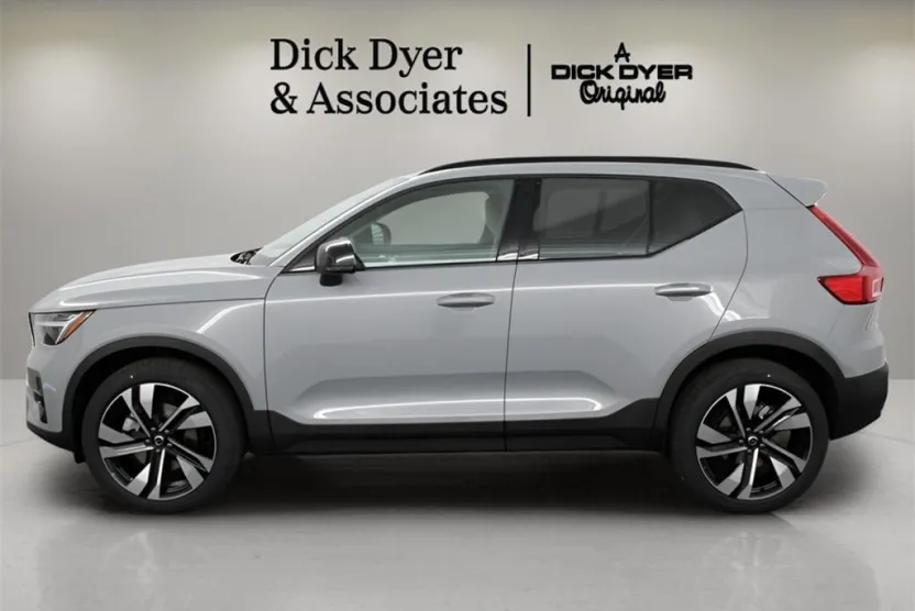 2025 Volvo XC40 photo 1