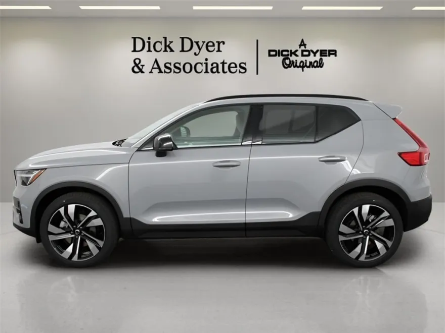 2025 Volvo XC40 photo 1