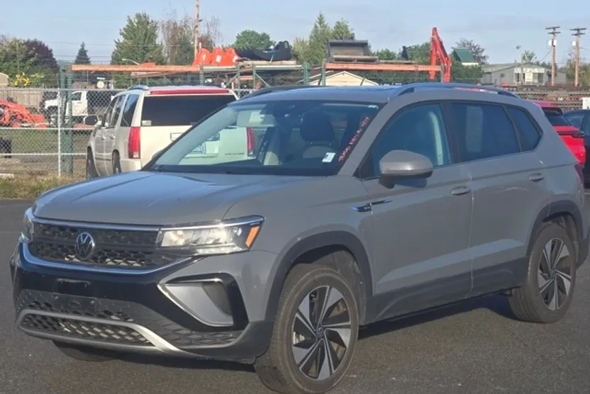 2023 Volkswagen Taos SE photo 1