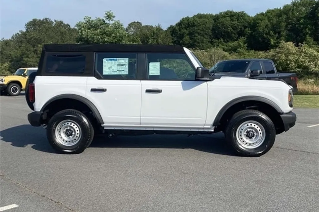 2025 Ford Bronco Base photo 1