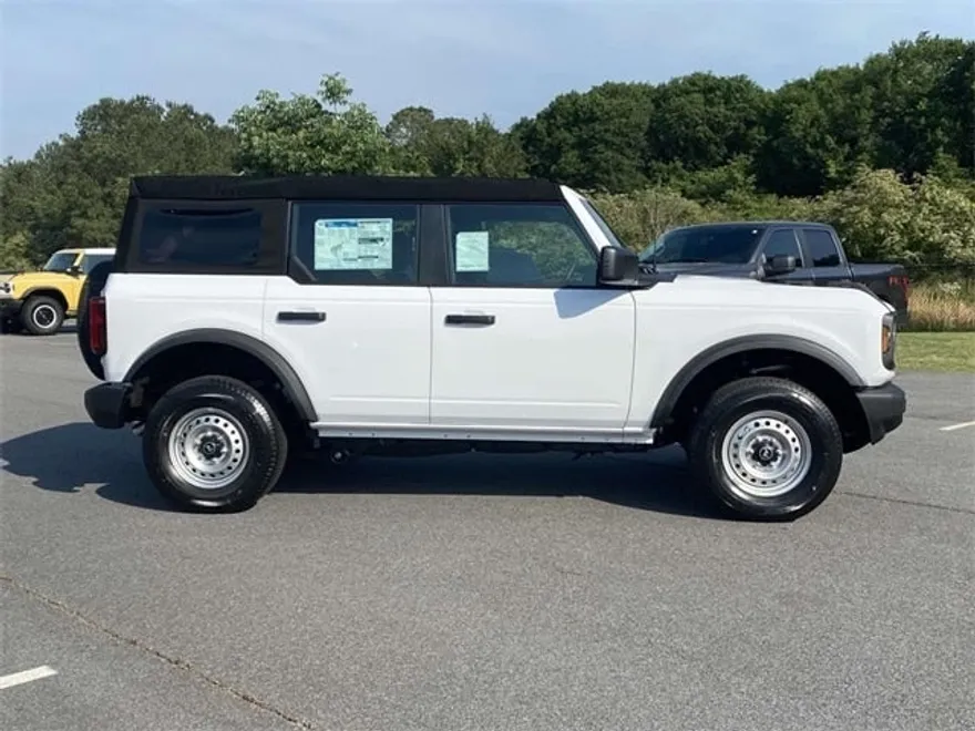 2025 Ford Bronco Base photo 1