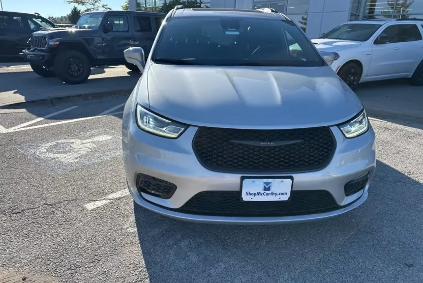 2022 Chrysler Pacifica Limited photo 1