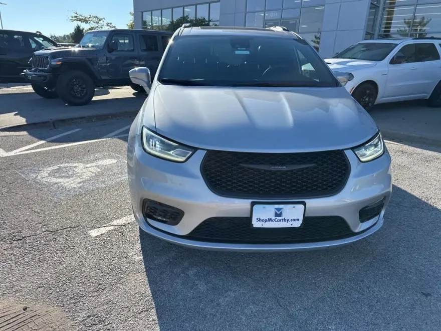 2022 Chrysler Pacifica Limited photo 1
