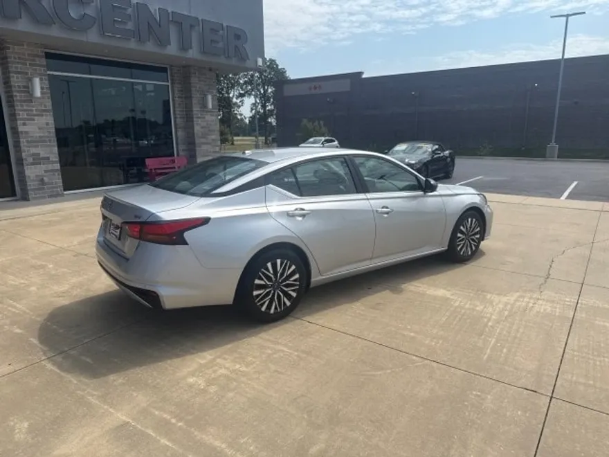 2024 Nissan Altima 2.5 SV photo 1