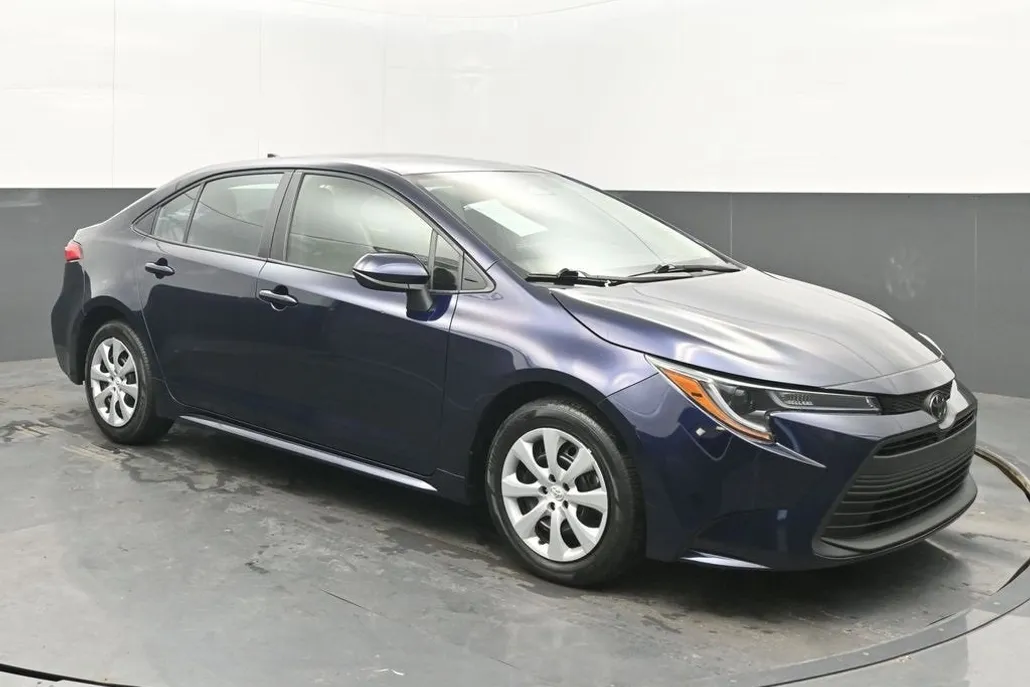 2024 Toyota Corolla LE photo 1