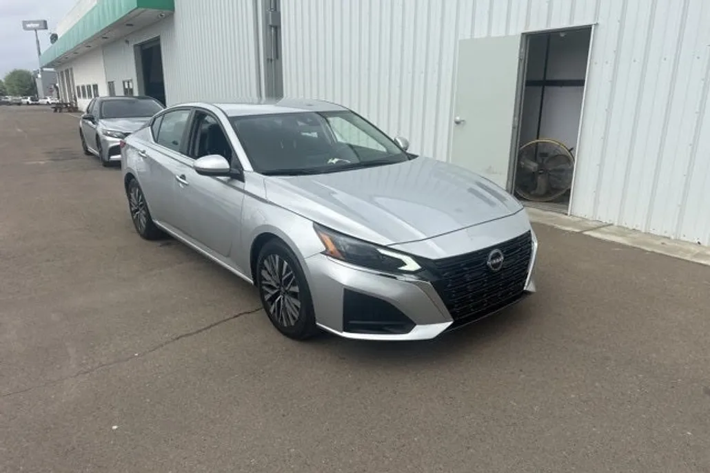 2023 Nissan Altima 2.5 SV photo 1
