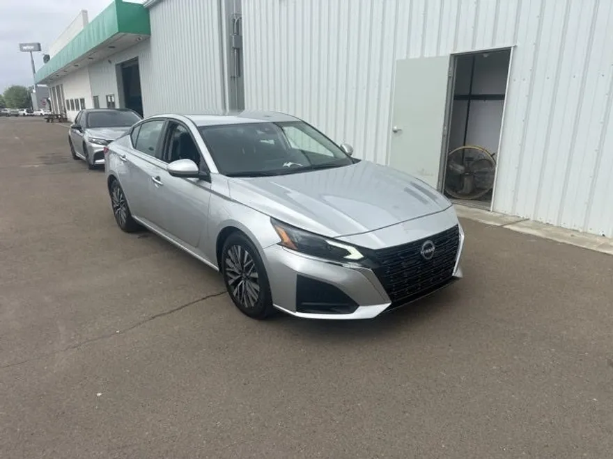 2023 Nissan Altima 2.5 SV photo 1