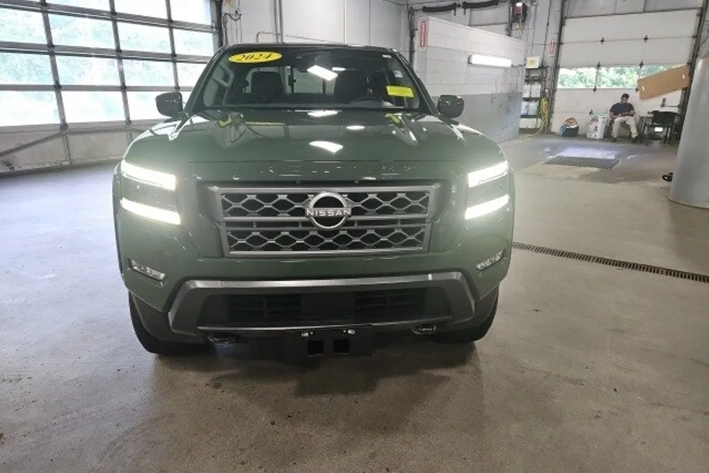 2024 Nissan Frontier SL photo 1