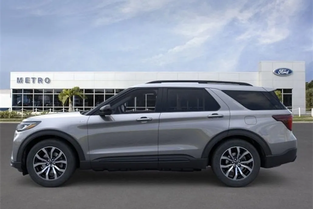 2025 Ford Explorer ST-Line photo 1