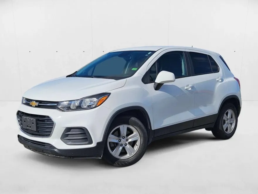 2022 Chevrolet Trax LS photo 1