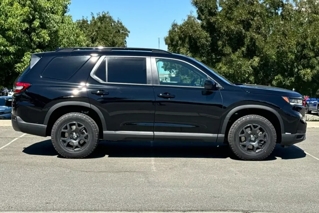 2025 Honda Pilot TrailSport photo 1