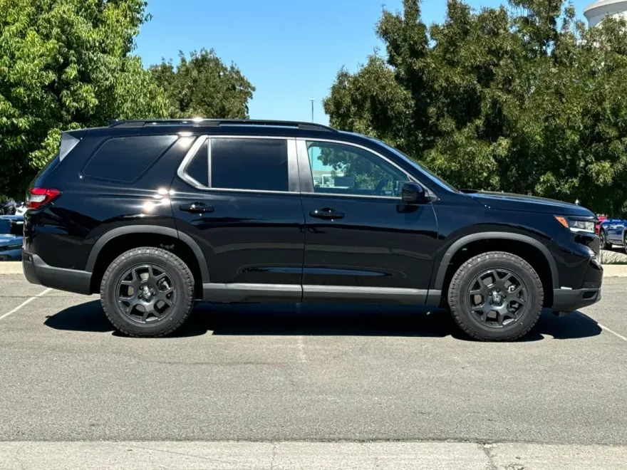 2025 Honda Pilot TrailSport photo 1