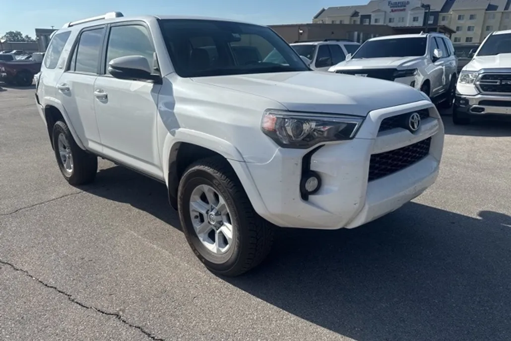 2017 Toyota 4Runner SR5 photo 1