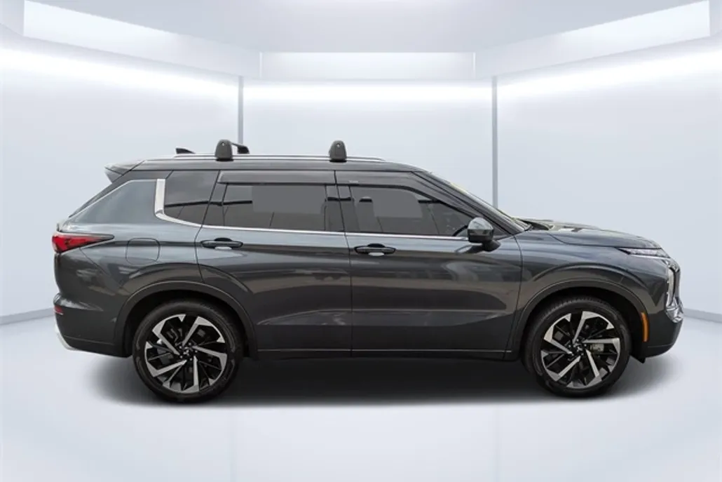 2024 Mitsubishi Outlander SEL photo 1