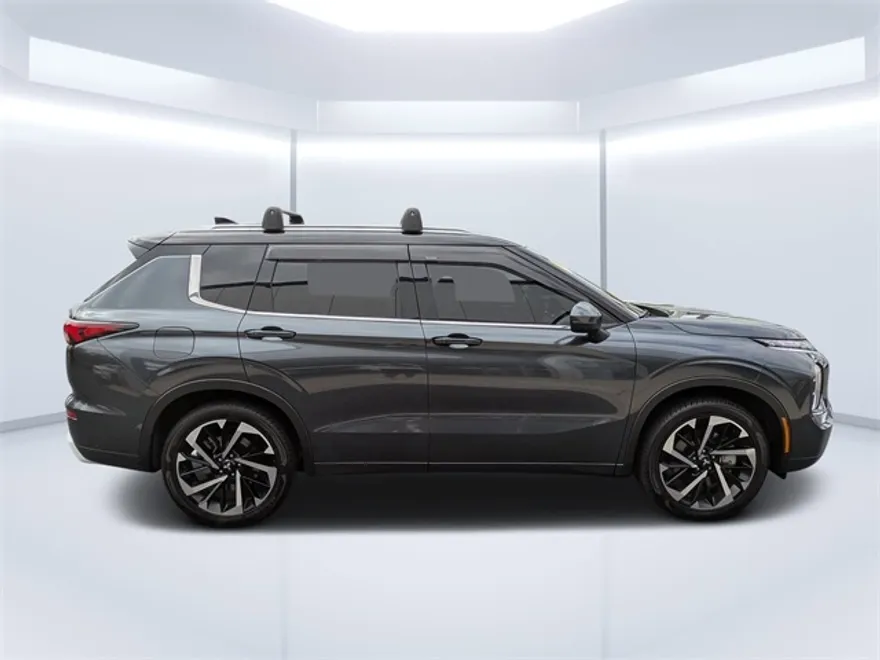 2024 Mitsubishi Outlander SEL photo 1