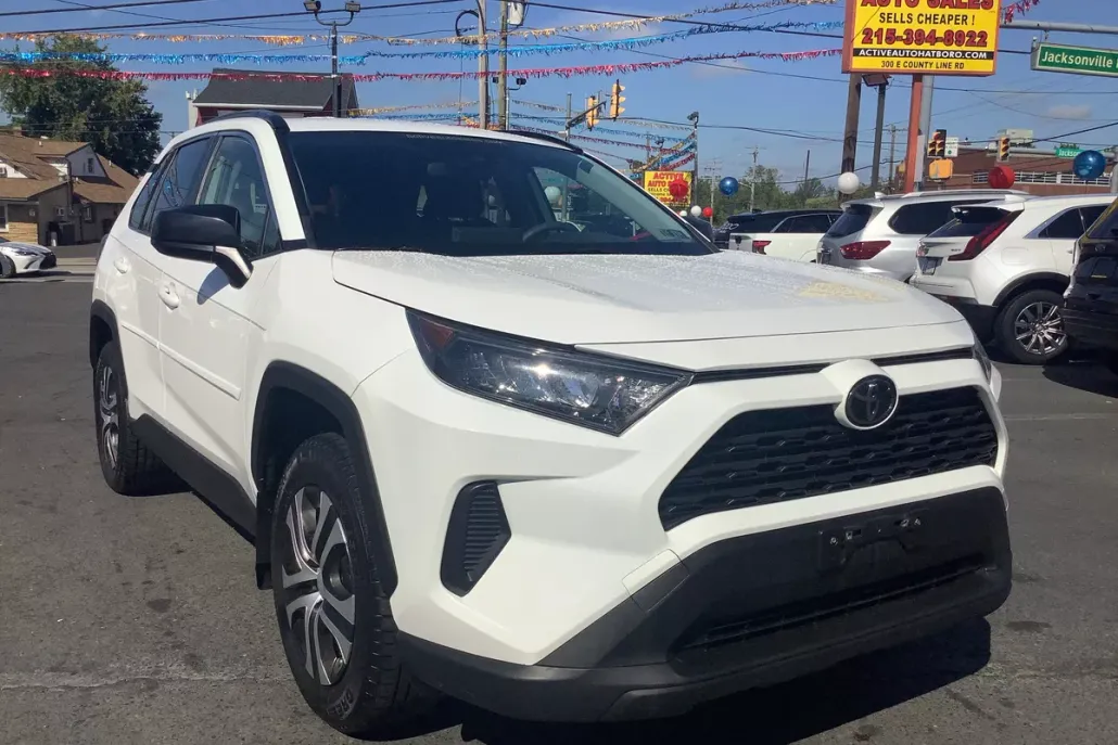 2019 Toyota RAV4 LE photo 1