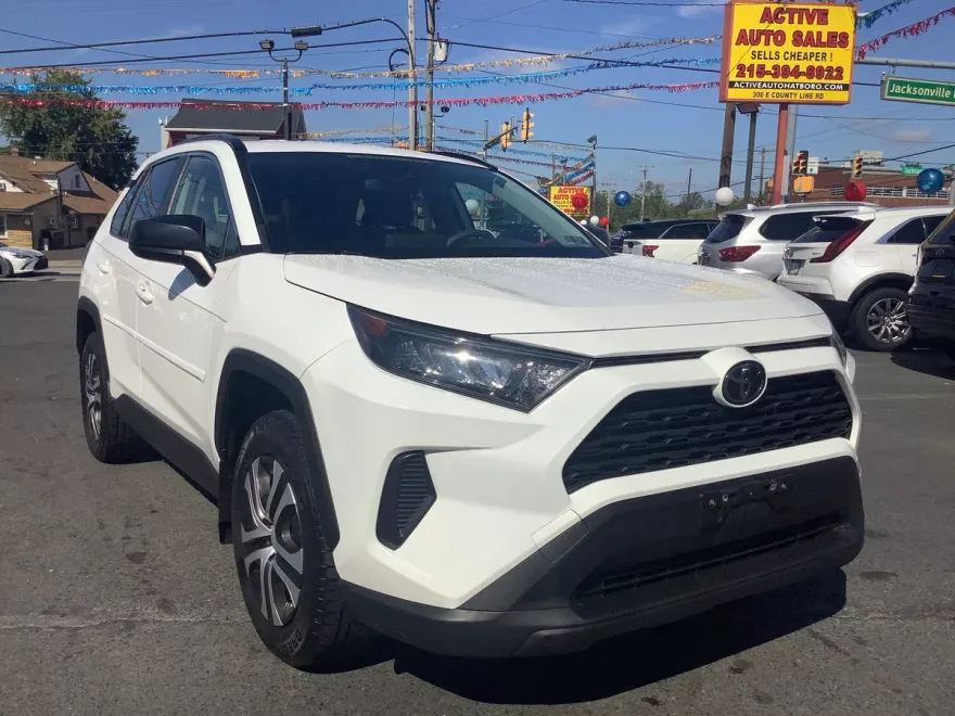 2019 Toyota RAV4 LE photo 1