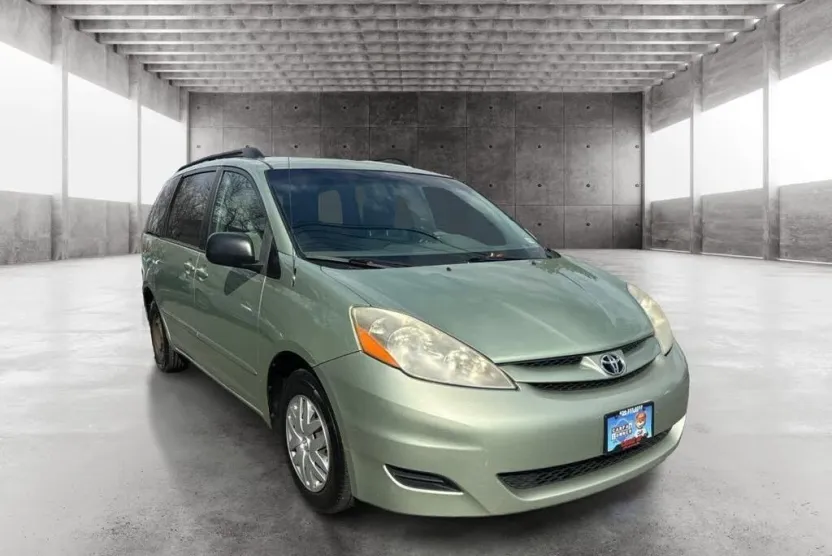 2009 Toyota Sienna LE photo 1