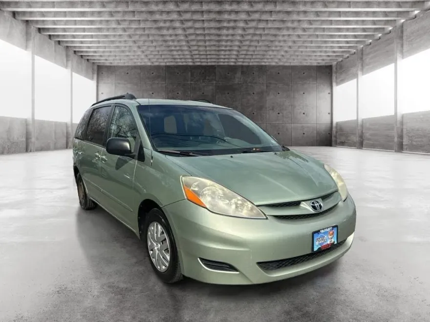 2009 Toyota Sienna LE photo 1
