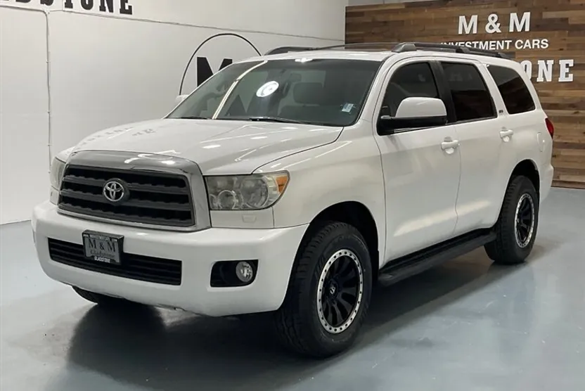 2016 Toyota Sequoia SR5 Sport photo 1