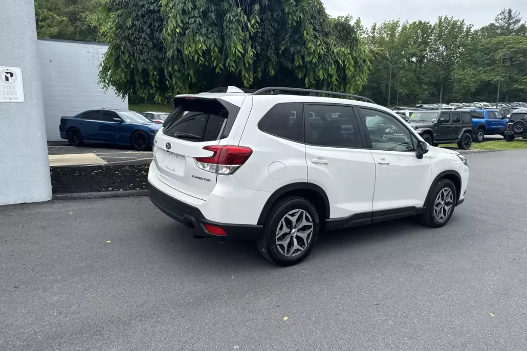 2022 Subaru Forester Premium photo 1