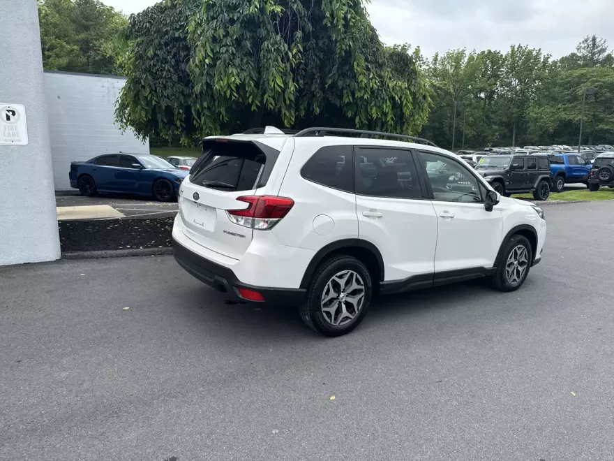 2022 Subaru Forester Premium photo 1