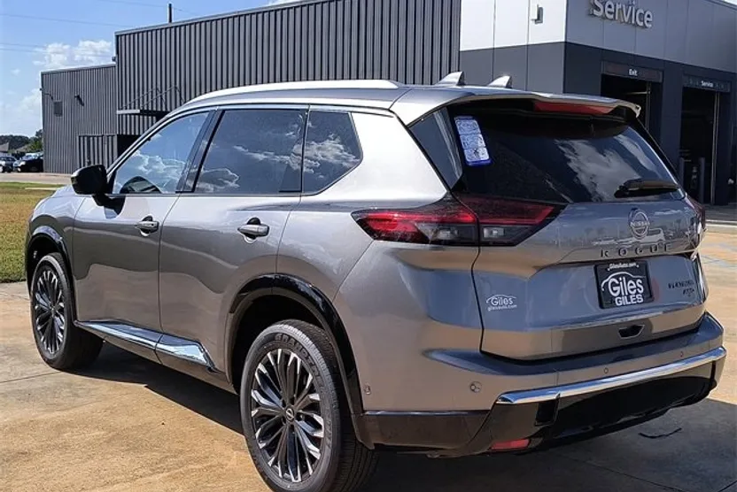 2026 Nissan Rogue Platinum photo 1