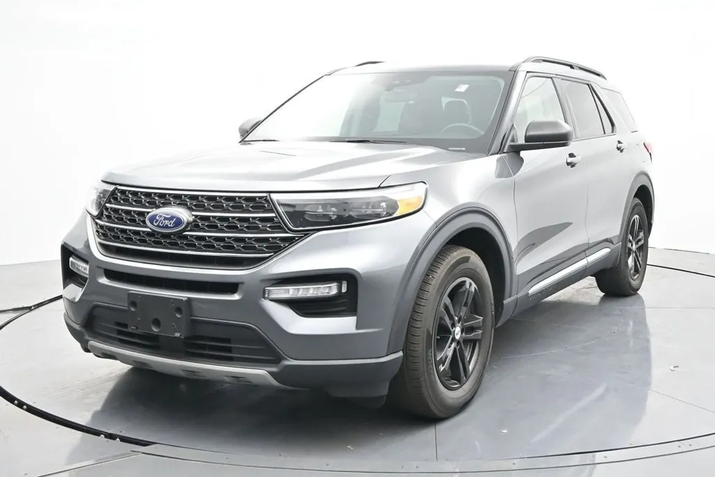 2023 Ford Explorer XLT photo 1