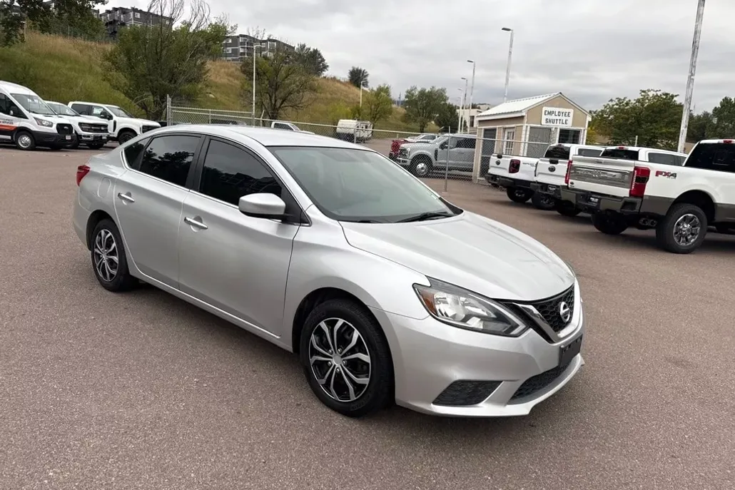 2016 Nissan Sentra S photo 1