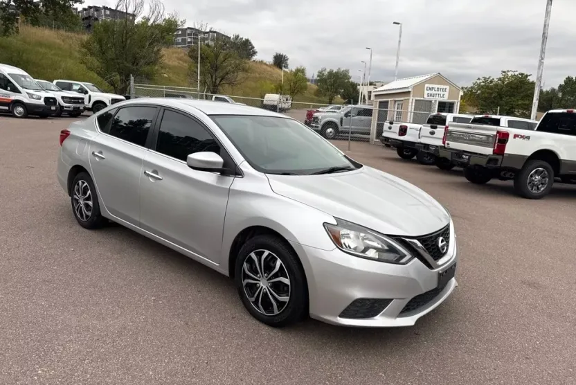 2016 Nissan Sentra S photo 1