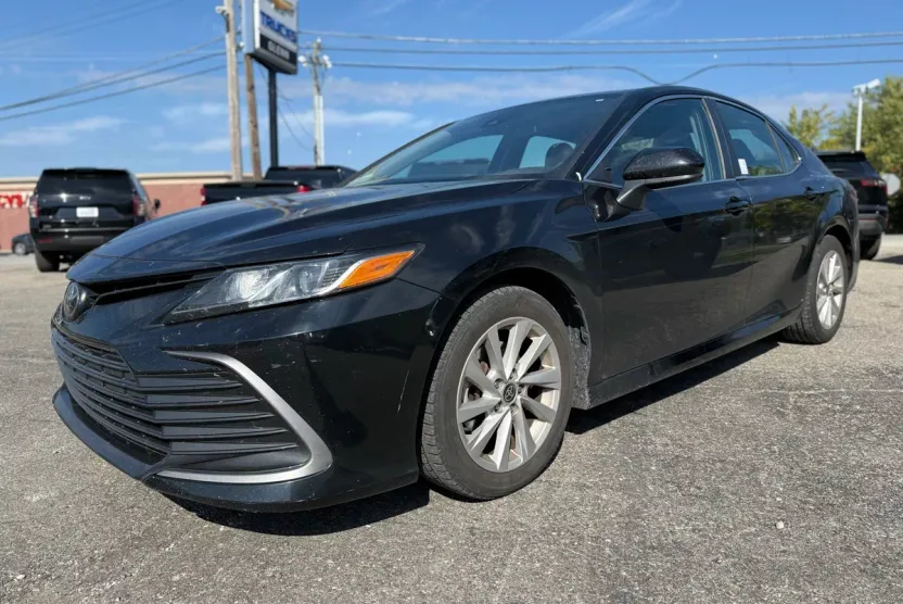 2021 Toyota Camry LE photo 1