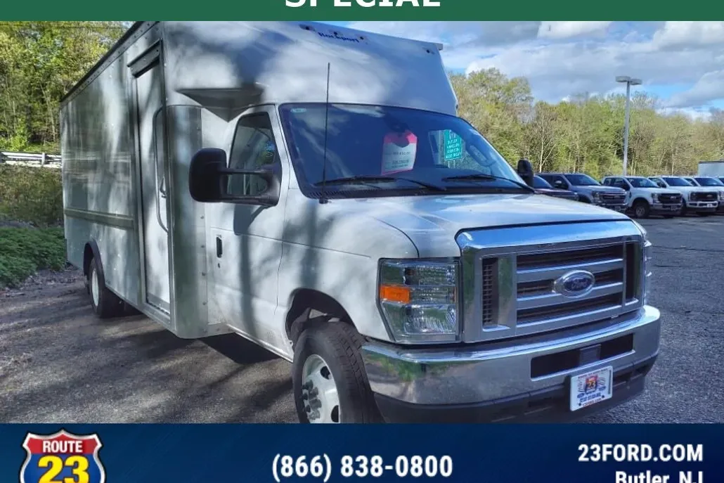 2024 Ford E-450 Cutaway DRW photo 1