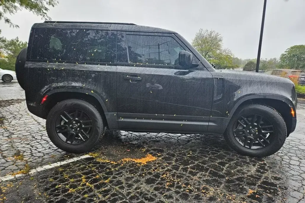 2023 Land Rover Defender 90 SE photo 1