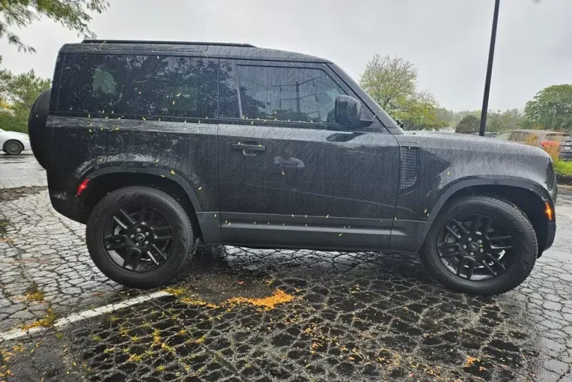 2023 Land Rover Defender 90 SE photo 1