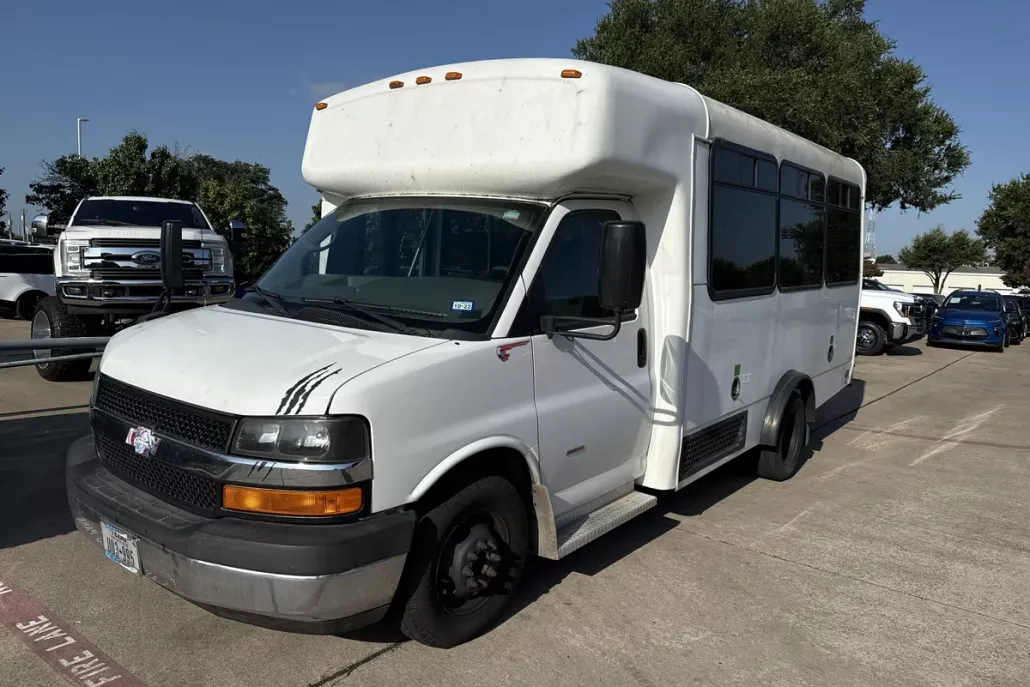 2014 Chevrolet Express 3500 Cutaway photo 1