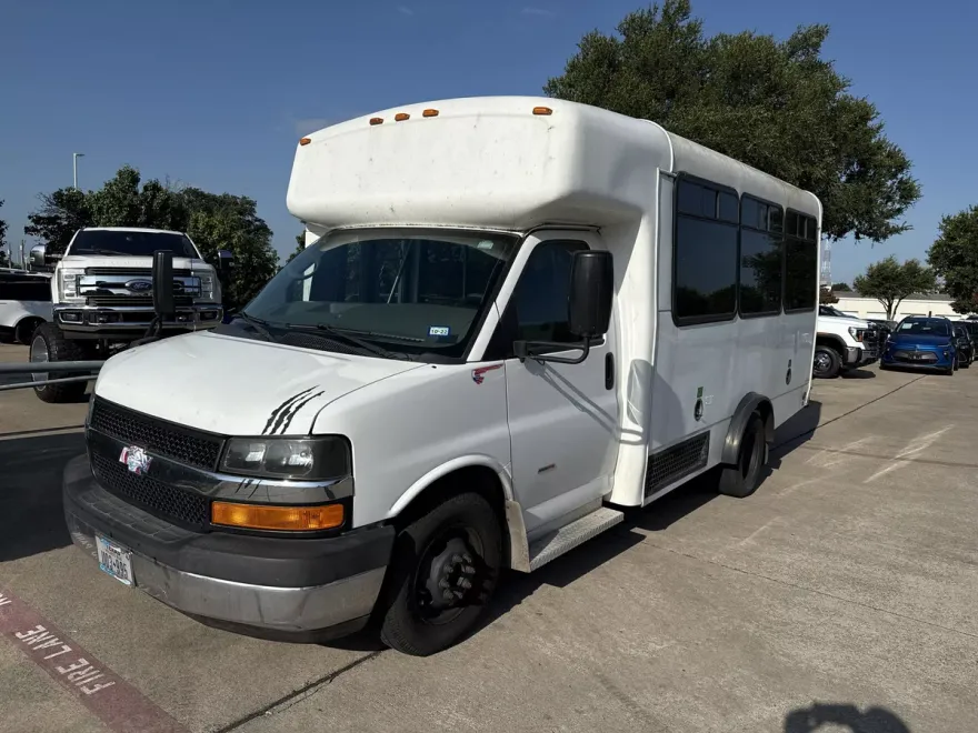 2014 Chevrolet Express 3500 Cutaway photo 1