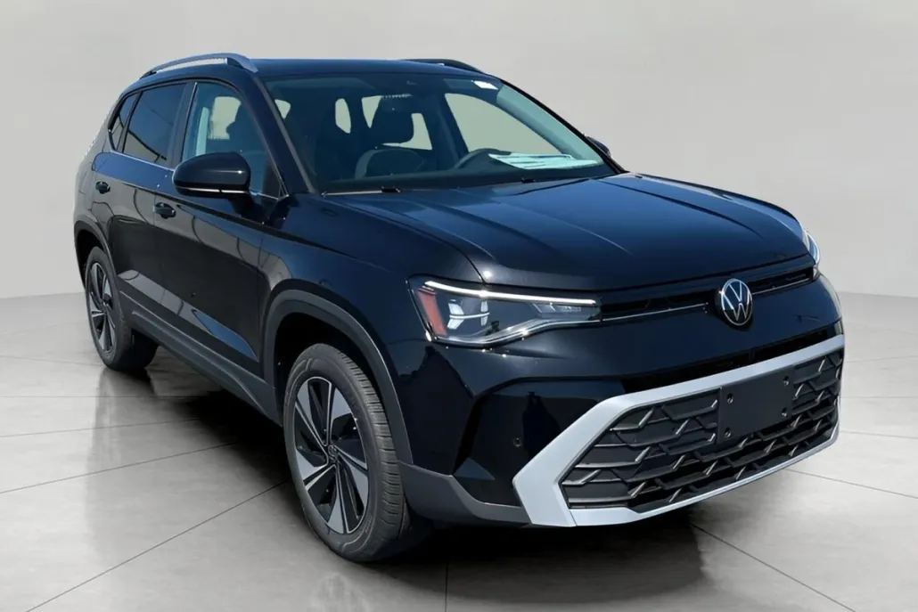 2025 Volkswagen Taos SE photo 1