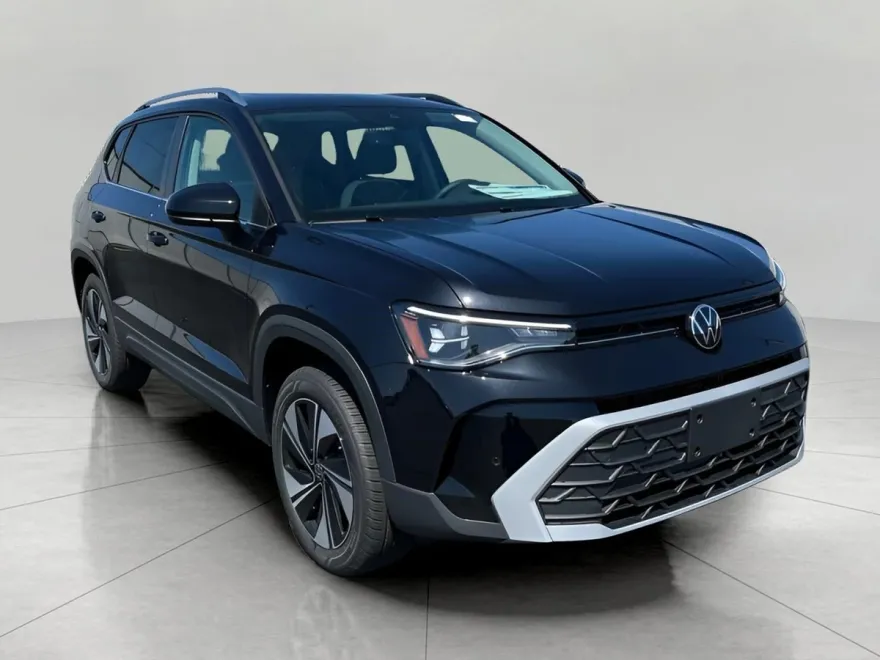 2025 Volkswagen Taos SE photo 1