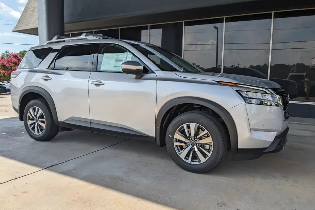 2025 Nissan Pathfinder SL photo 1