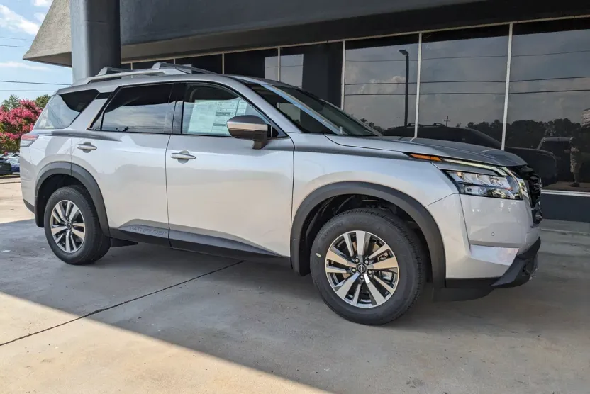 2025 Nissan Pathfinder SL photo 1