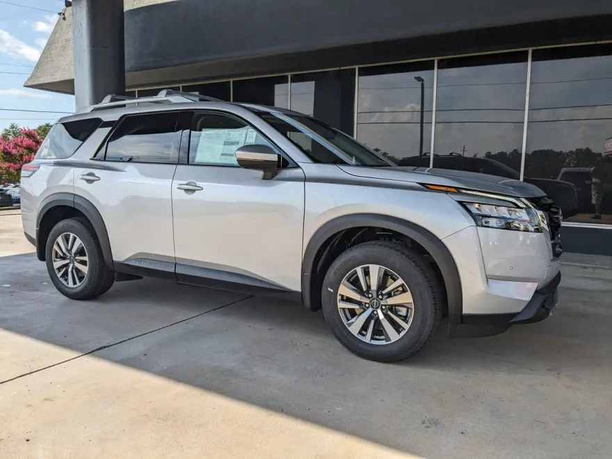 2025 Nissan Pathfinder SL photo 1
