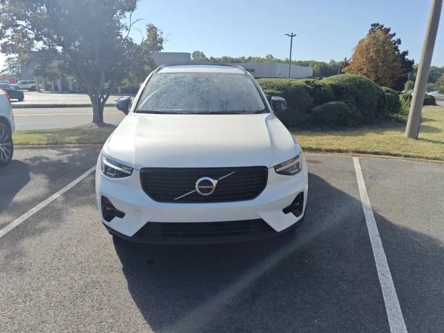 2023 Volvo XC40 Plus photo 1