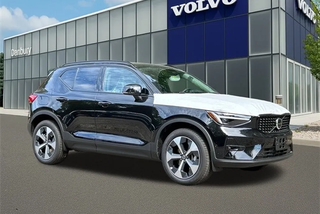 2026 Volvo XC40 Plus photo 1